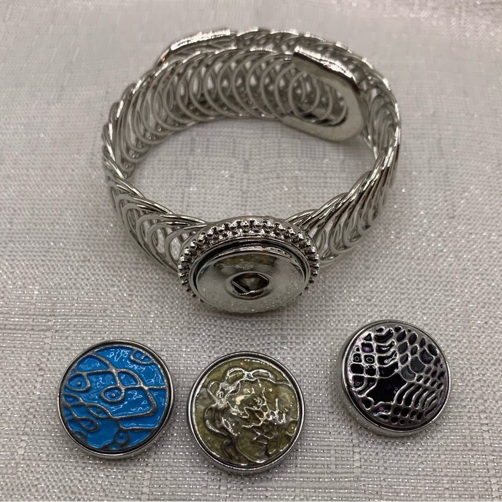 Easiest On/Off Bracelet EVER! Fits all Wrist Sizes! Silver Snap Button Bracelet - Picture 2 of 4